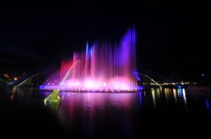 Световой фонтан в парке Эфтелинг, работает только в ночное время (Голландия)