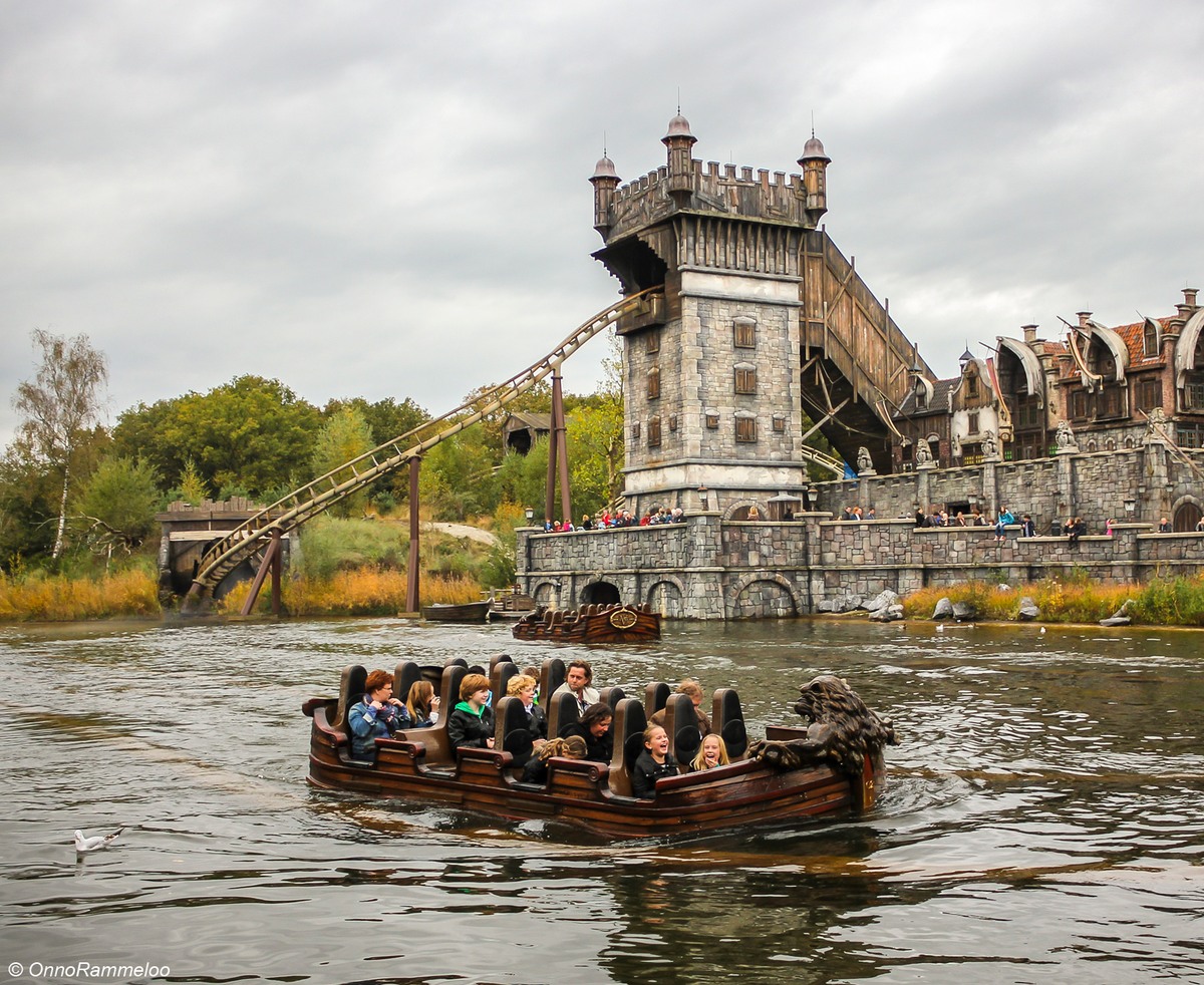 Фото достопримечательностей Голландии: Водные аттракционы в парке Эфтелинг