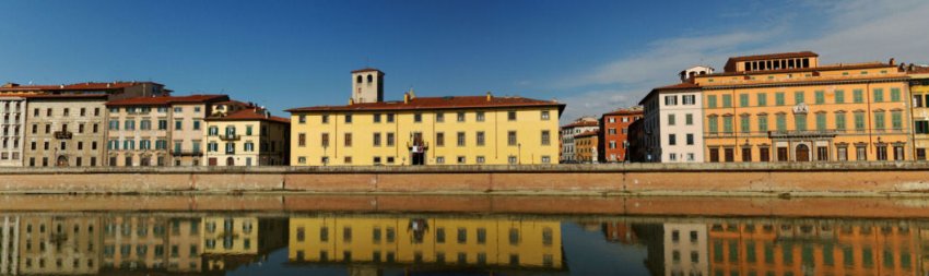 Фото достопримечательностей Италии: Вдоль набережной Пизы, посередине &mdash; Королевский дворец