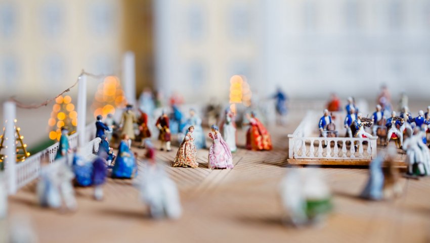 Фото достопримечательностей Санкт-Петербурга и области: Фигурки на балу танцуют