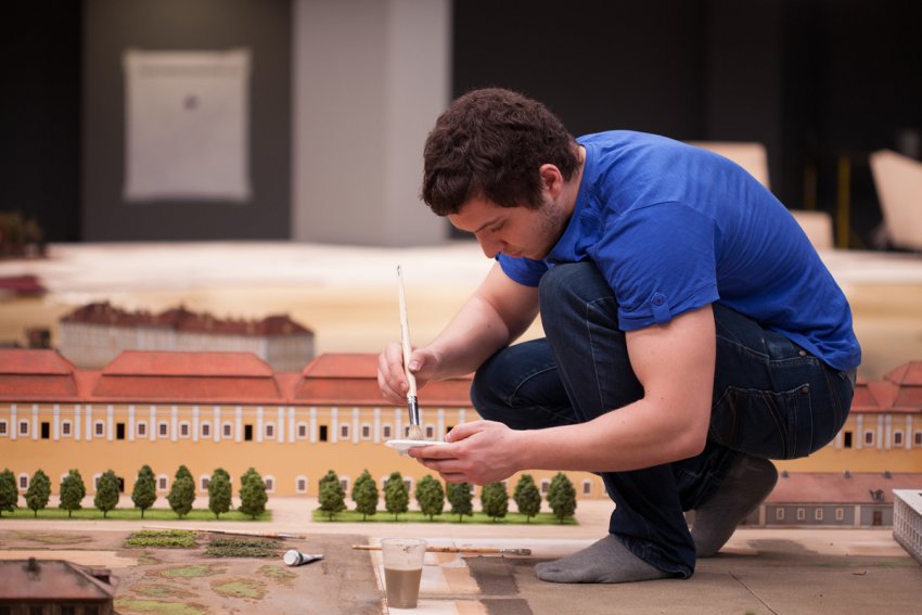 Фото достопримечательностей Санкт-Петербурга и области: Работник Петровской акватории