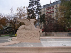 Крылатый мифологический персонаж, стоящий на страже у гробницы герцога Брауншвейгского  (Швейцария)