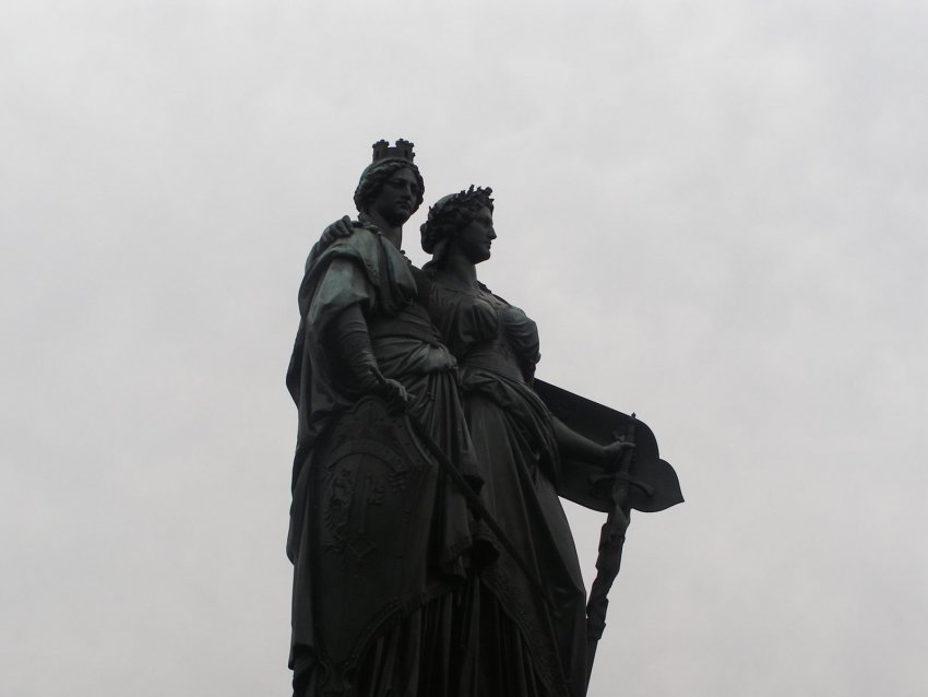 Фото достопримечательностей Швейцарии: Женева и Гельвеция смотрят в сторону озера