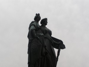 Женева и Гельвеция смотрят в сторону озера (Швейцария)