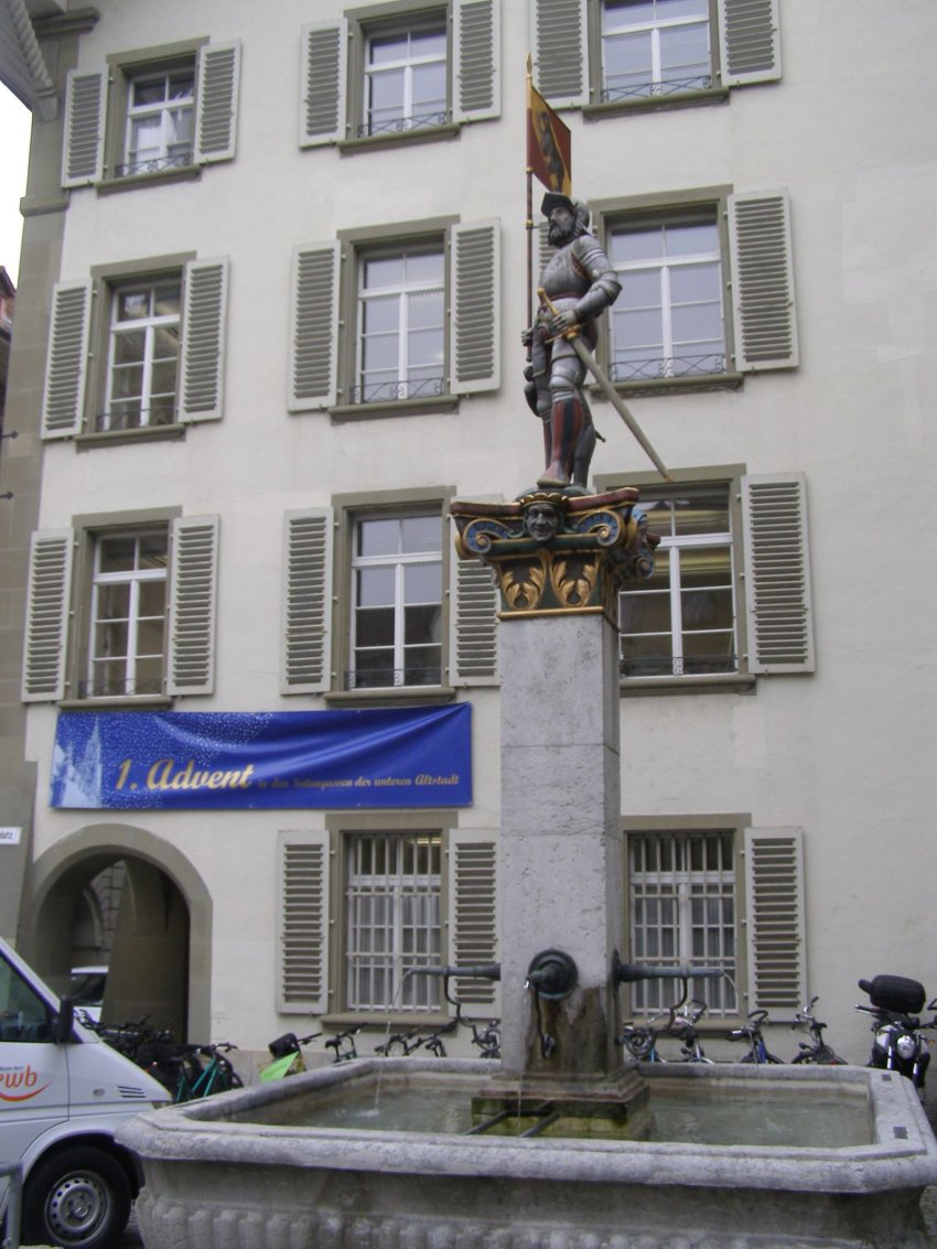 Фото достопримечательностей Швейцарии: Один из 11 средневековых фонтанов Берна