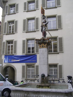 Один из 11 средневековых фонтанов Берна (Швейцария)
