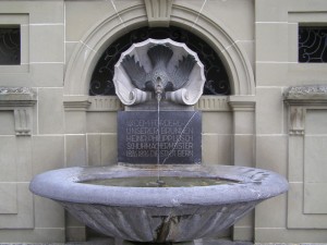 Фонтан в исторических кварталах Берна (Швейцария)