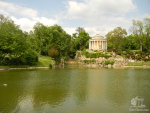 Пруд и ротонда в замковом парке в Айзенштадте