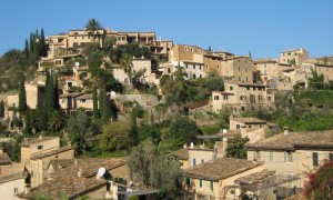 Живописная деревня Дейя на северо-западном побережье Майорки (Испания)