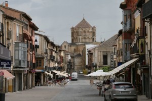 Вид на церковь Санта-Мария-ла-Майор в Торо (Испания)