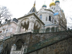 Православная церковь в Карловых Варах находится на небольшом возвышении (Чехия)