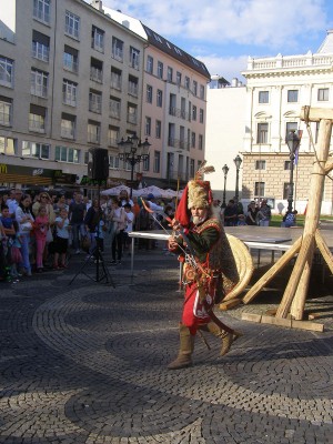 Лучник и одновременно лектор, рассказывавший об особенностях вооружения того времени (Словакия)