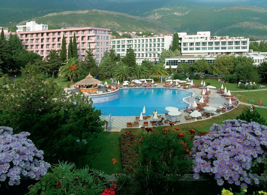 Фото достопримечательностей Черногории: Один из черногорских отелей