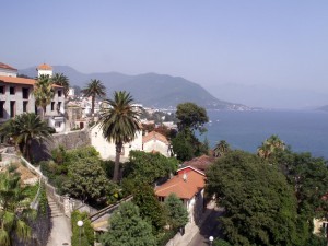 Домики Херцег-Нови, амфитеатром спускающиеся по склонам холма к побережью