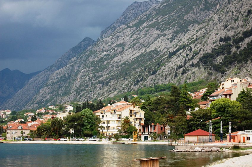 Фото достопримечательностей Черногории: Суровая природа в сочетании с жизнерадостной Адриатикой &mdash; город Тиват
