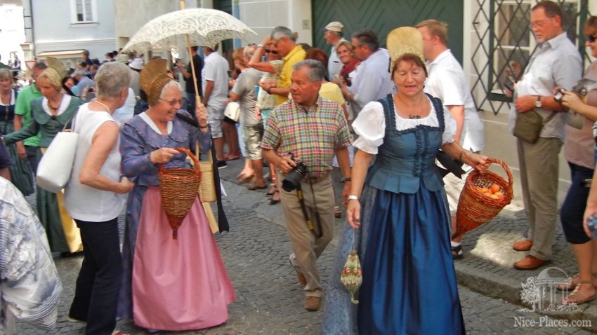 Фото достопримечательностей Австрии: Костюмированное шествие в честь абрикосового фестиваля. 