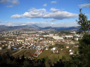 Столица на фоне гор (Черногория)