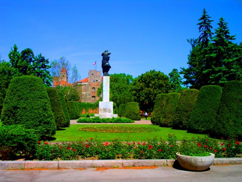 Фото достопримечательностей Черногории: Один из парков черногорской столицы