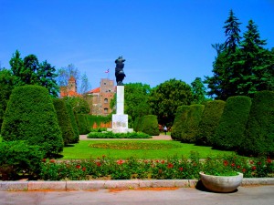 Один из парков черногорской столицы (Черногория)