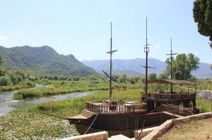 Пиратская субмарина на Скадарском озере (Черногория)