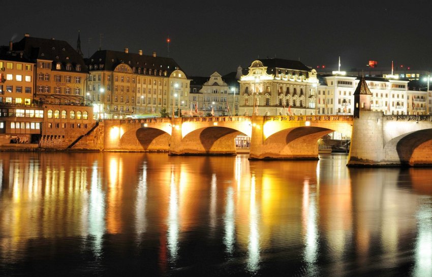 Фото достопримечательностей Швейцарии: Базель в вечерних огнях