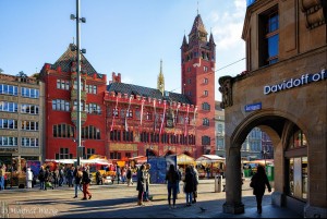 Самое примечательное здание на Рыночной площади в Базеле - городская Ратуша (Швейцария)