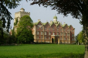 Вид на замок Пругг со стороны парка (Австрия)