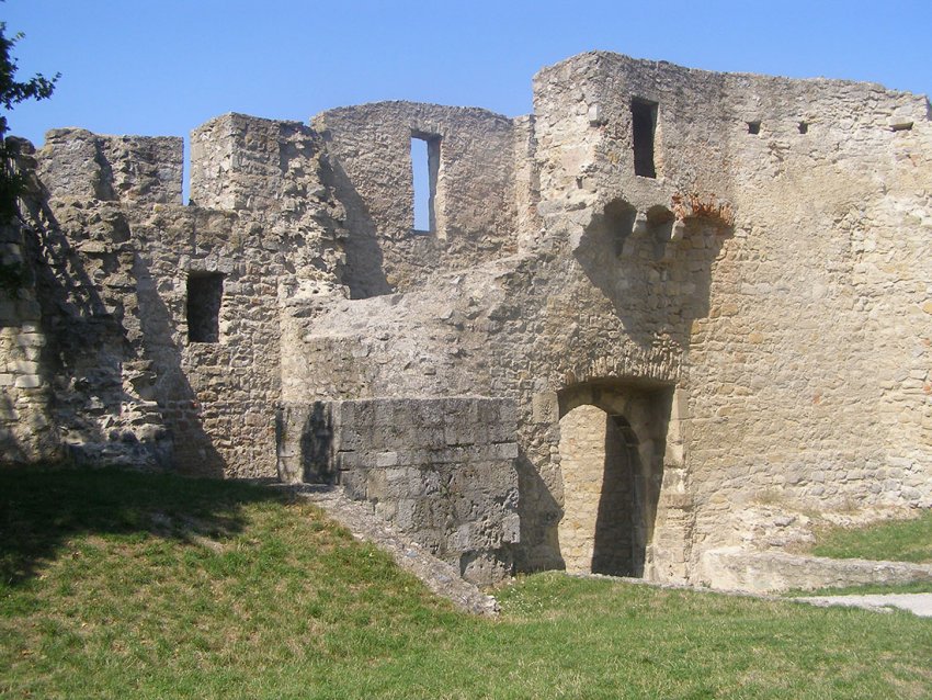 Фото достопримечательностей Австрии: Замок Шлоссберг, превращенный в развалины