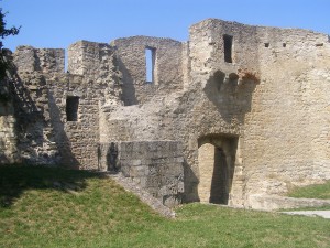 Замок Шлоссберг, превращенный в развалины (Австрия)