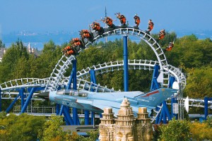 Парк развлечений "Gardaland" на фоне прекрасного озера (Италия)