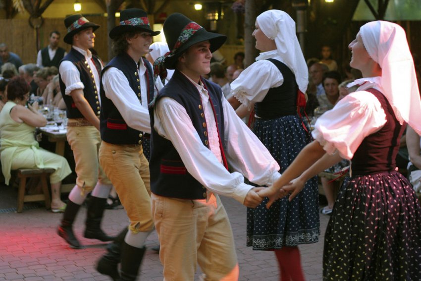Фото достопримечательностей Чехии: Зажигательные народные танцы в ресторане "Фольклорный сад"