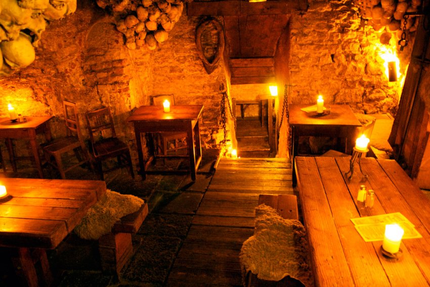 Фото достопримечательностей Чехии: Средневековый антураж в корчме в Детенице