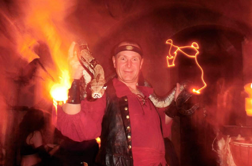 Фото достопримечательностей Чехии: Шоу с питоном в корчме в Детенице