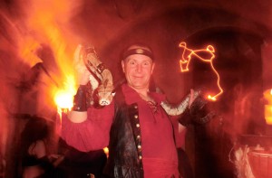 Шоу с питоном в корчме в Детенице (Чехия)