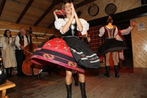 Усидеть на месте под веселую музыку, звучащую в "Фольклорном саду", невозможно! (Чехия)