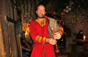 Выступление волынщика в средневековой корчме в Детенице (Чехия)