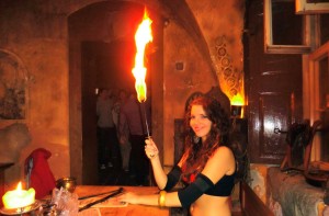 Огненное шоу в корчме в Детенице (Чехия)