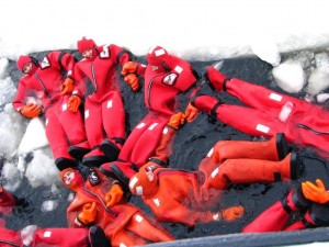 Смелые туристы, рискнувшие погрузиться в воды Ботнического залива (Страны Скандинавии)