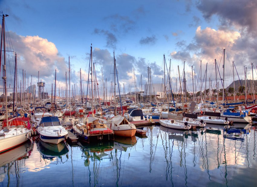 Фото достопримечательностей других стран Европы: Яхты на причале в Барселоне
