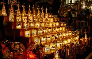 Рождественские чудеса уже не кажутся сказкой, когда вечером на базарчике в Нюрнберге зажигают свечи (Германия)