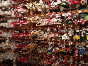 Во Франкфурте работают рождественские магазинчики, где продают игрушки ручной работы (Германия)