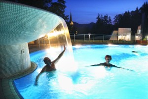 Открытые бассейны ночью оригинально подсвечиваются. Курорт Терме Добрна (Разное)