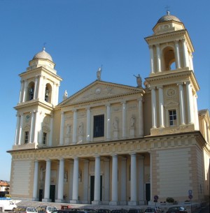 Собор святого Маврикия в Порто-Маурицио - одном из районов города Империя (Италия)