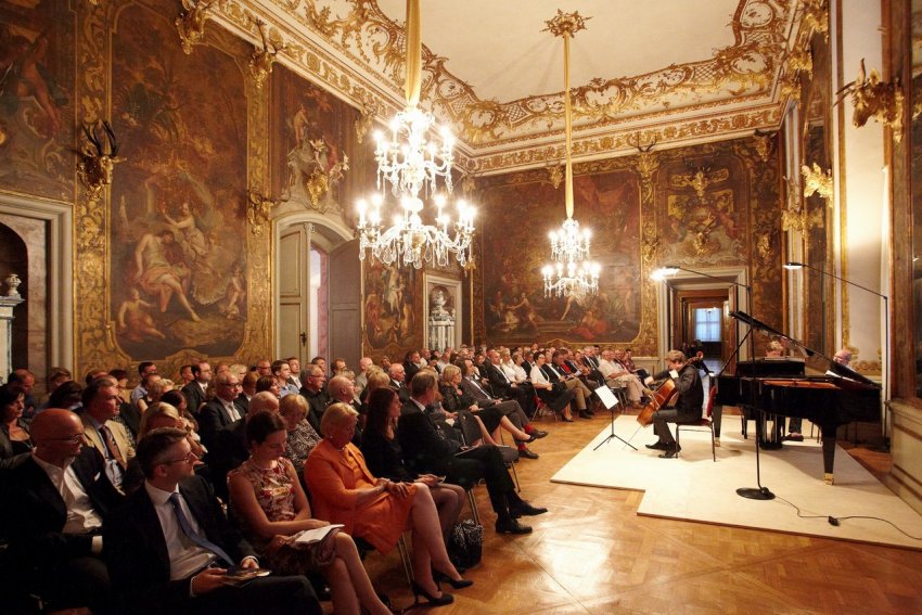 Фото достопримечательностей Германии: Иногда в богатых интерьерах замка проходят концерты классической музыки