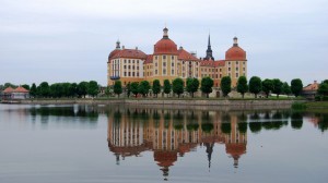 Жемчужина саксонского барокко - замок Морицбург - отражается в спокойных водах озера (Германия)