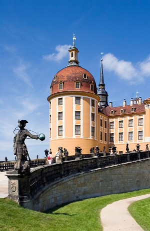 Бронзовый охотник на страже одного из красивейших замков Саксонии (Германия)