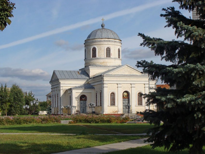 Фото достопримечательностей Чернигова и Черниговской области: Величественная Успенская церковь в Коропе