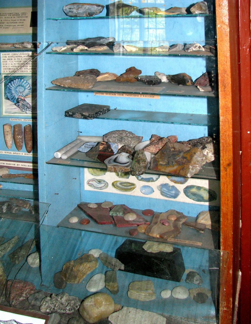 Фото достопримечательностей Чернигова и Черниговской области: Каменные артефакты, найденные на раскопках Мезинской стоянки