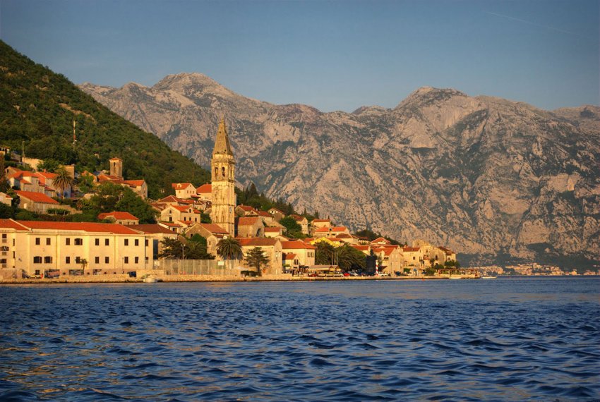 Фото достопримечательностей Черногории: Пераст &mdash; город рыбаков и туристов, раскинувшийся вдоль моря