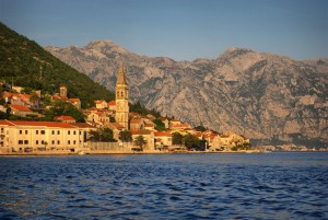 Пераст - город рыбаков и туристов, раскинувшийся вдоль моря (Черногория)